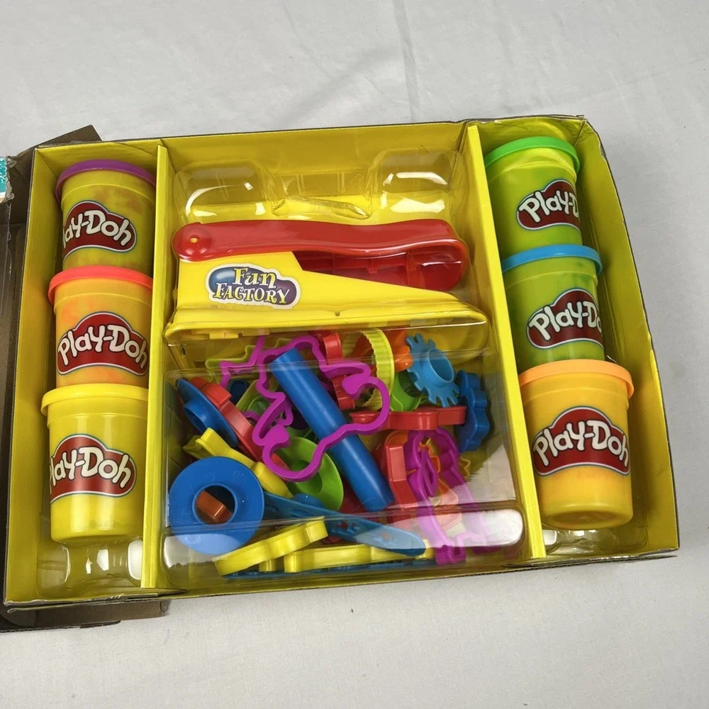Play-Doh Fun Factory Deluxe Set 30+ Pieces 6 Cans Modeling Compound B6766